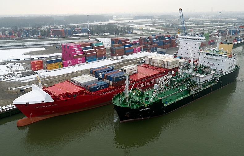 Nowa jednostka Containerships po raz pierwszy bunkrowała LNG w Porcie Rotterdam - GospodarkaMorska.pl