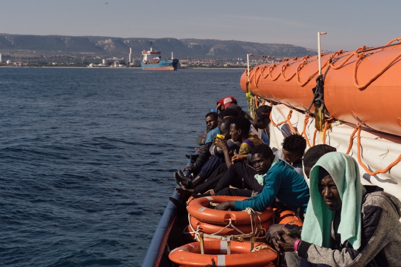Włochy przyjmą jednego z 47 migrantów, którzy zeszli ze statku na Sycylii - GospodarkaMorska.pl