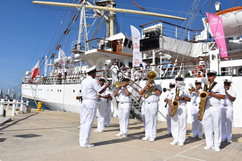Kolumbijscy kadeci witają Dar Młodzieży - GospodarkaMorska.pl