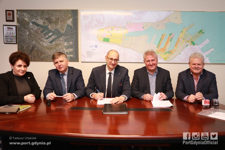 Rusza rozbudowa i modernizacja miejsc parkingowych w Porcie Gdynia - GospodarkaMorska.pl