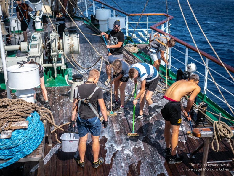 O wachtach i prozie morskiej służby na Darze Młodzieży (foto) - GospodarkaMorska.pl