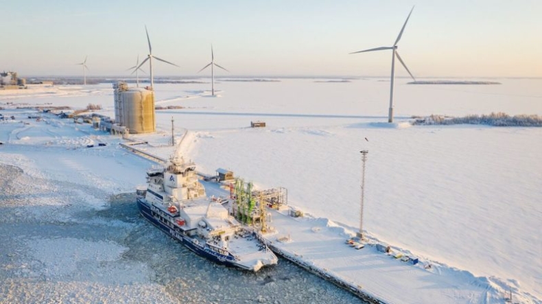 Pierwszy na świecie lodołamacz napędzany LNG bunkrował w terminalu Tornio - GospodarkaMorska.pl