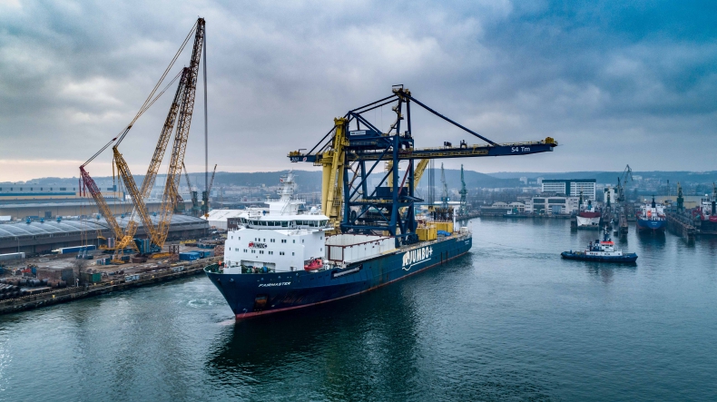 Jeden z najsilniejszych statków na świecie przypłynął do Gdyni po olbrzymią suwnicę (foto, wideo) - GospodarkaMorska.pl