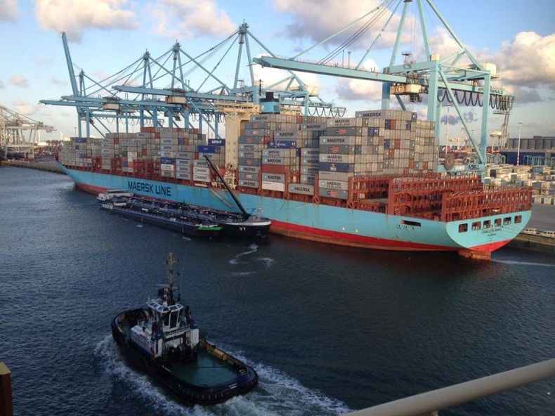 Do Gdyni płynie najdłuższy kontenerowiec w historii gdyńskiego portu (wideo) - GospodarkaMorska.pl