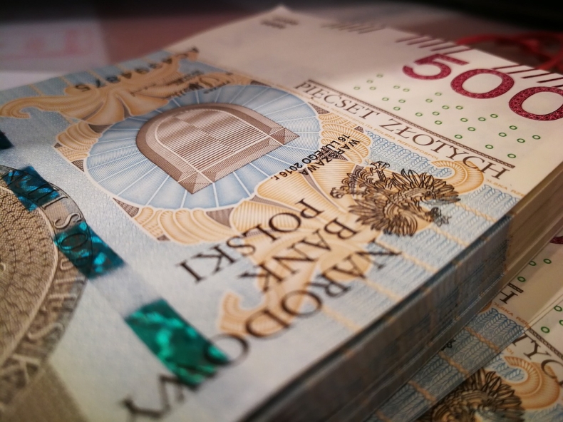 DZIEŃ NA FX/FI: EUR/PLN czeka na impuls; krzywa FI nie zmieni nachylenia - GospodarkaMorska.pl