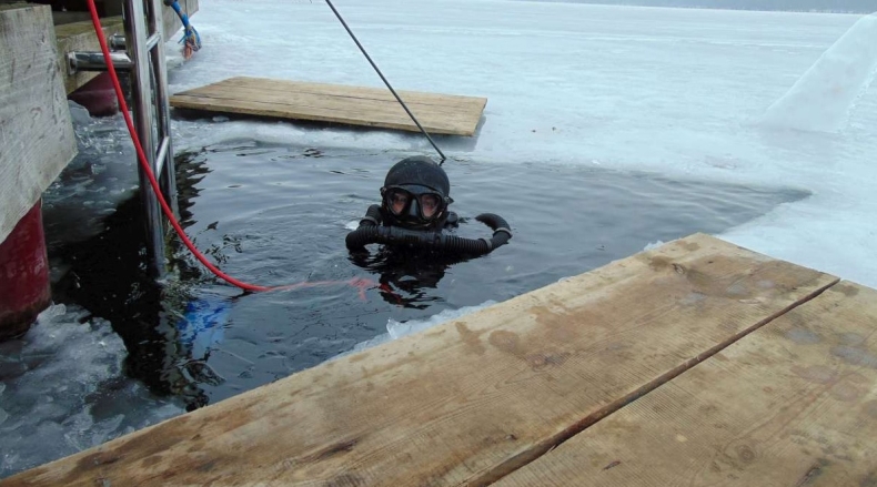 Zimowe szkolenie pod lodem - GospodarkaMorska.pl