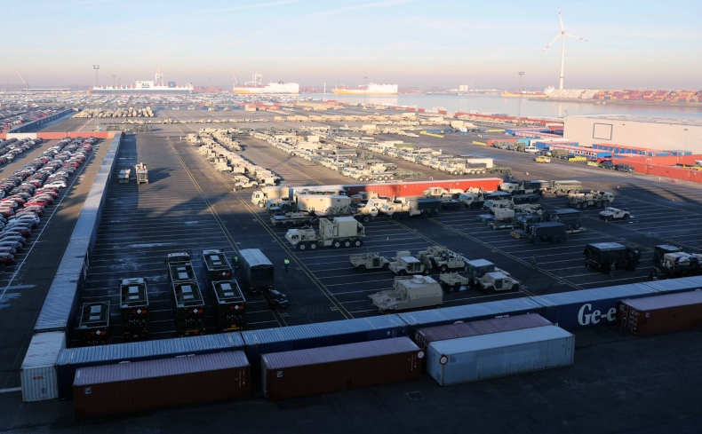 Czwarta zmiana pancernej brygady z USA rozpoczęła dyżur. Sprzęt Devil Brigade dotarł do Europy drogą morską (foto, wideo) - GospodarkaMorska.pl