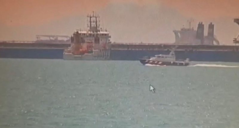 Malezyjska jednostka zderzyła się z greckim masowcem na wodach Singapuru (wideo) - GospodarkaMorska.pl