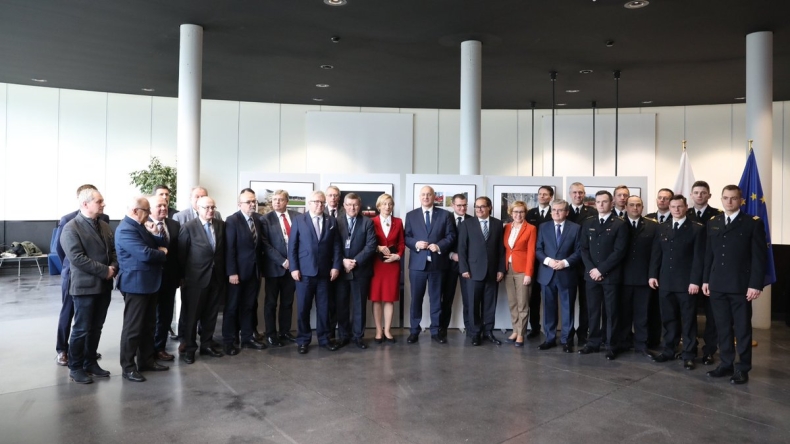 UE: Polscy strażacy bohaterami wystawy w PE w Strasburgu - GospodarkaMorska.pl