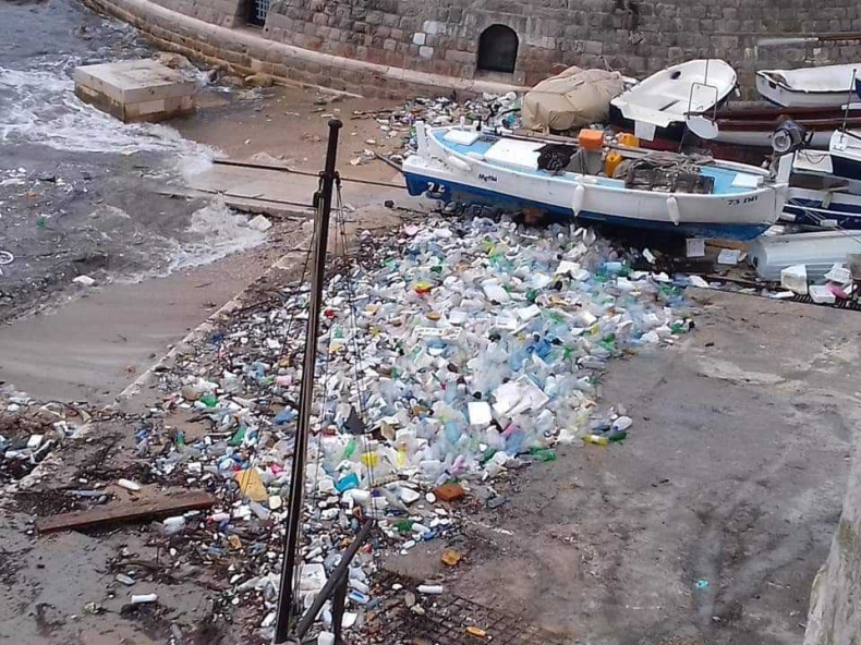 Wybrzeże Dubrownika tonie w śmieciach - GospodarkaMorska.pl