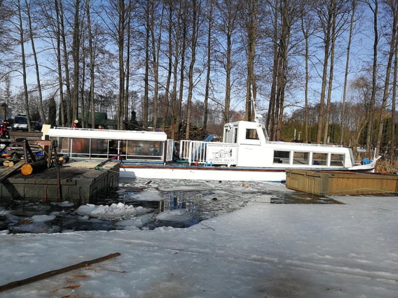 Tryton, tzw. „statek papieski”, został wydobyty z jeziora Wigry (foto) - GospodarkaMorska.pl