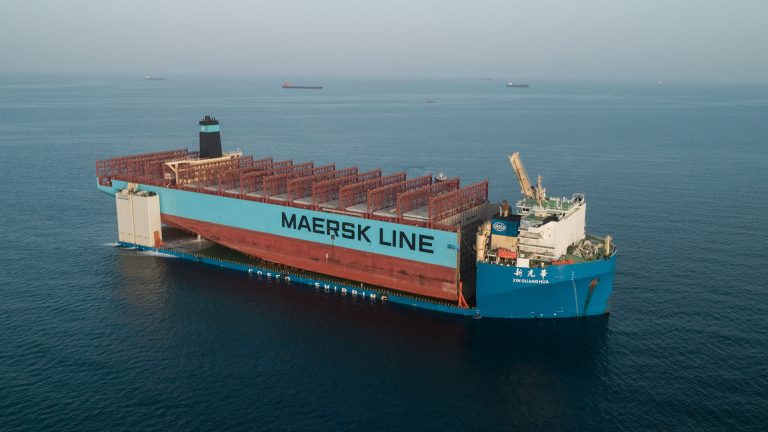 Część uszkodzonego w pożarze kontenerowca Maersk Honam w drodze do Korei Południowej - GospodarkaMorska.pl