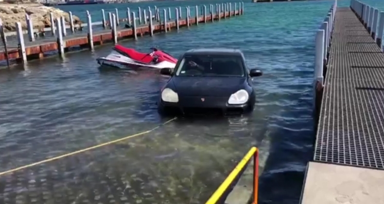 Chciał zwodować skuter, zatopił luksusowe porsche (wideo) - GospodarkaMorska.pl