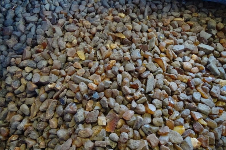 Ukrainiec przemycał w baku auta bursztyn i papierosy - GospodarkaMorska.pl