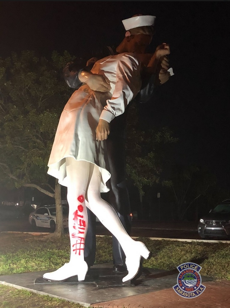 MeToo na pomniku słynnego pocałunku marynarza - GospodarkaMorska.pl