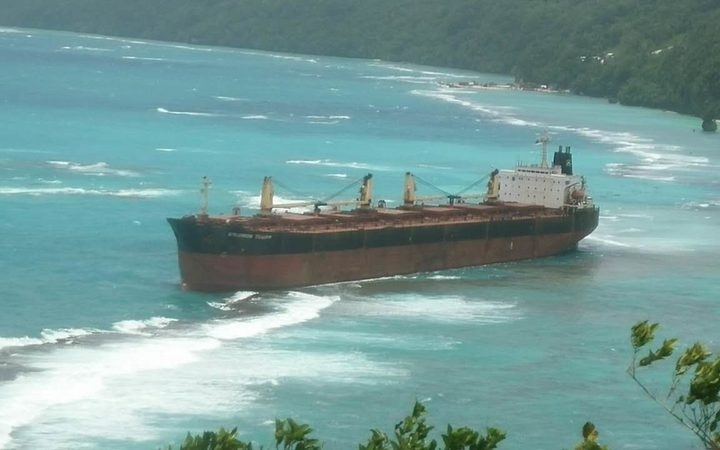 Osiadły na mieliźnie masowiec zagrażą obiektowi światowego dziedzictwa na Wyspach Salomona - GospodarkaMorska.pl