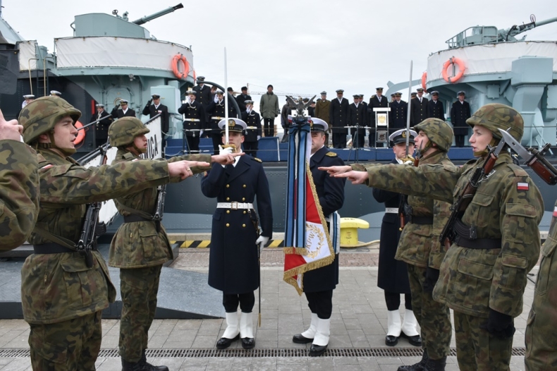 Uroczysta przysięga wojskowa przed ORP Błyskawica - GospodarkaMorska.pl