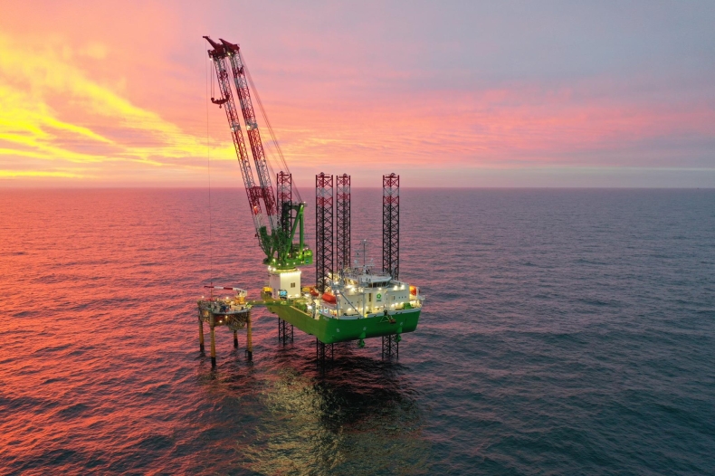 Grupa DEME ochrzciła nowoczesny samopodnośny statek do obsługi morskich farm wiatrowych. Będzie nosił imię Apollo (wideo) - GospodarkaMorska.pl