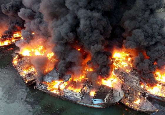 Indonezja: Ponad 30 statków zniszczonych przez ogromny pożar - GospodarkaMorska.pl