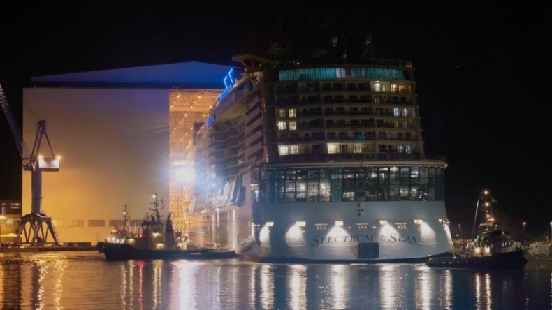 W stoczni Meyer Werft zwodowano nowoczesny wycieczkowiec Spectrum of the Seas (wideo) - GospodarkaMorska.pl