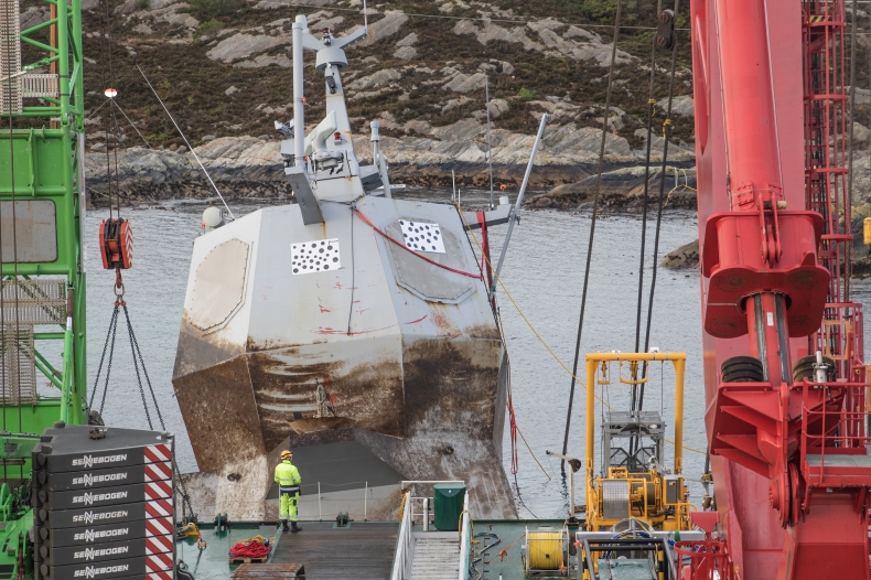 Rozpoczęła się operacja podnoszenia zatopionej norweskiej fregaty KNM Helge Ingstad (foto, wideo) - GospodarkaMorska.pl