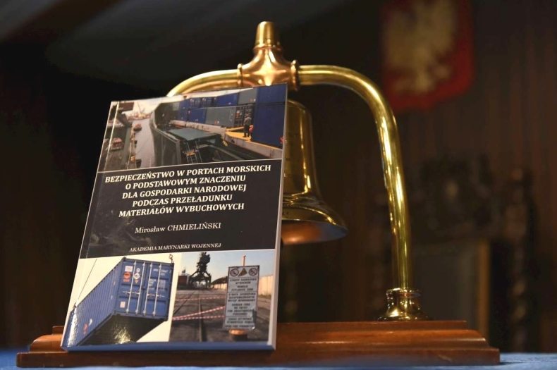Wodowanie książki na pokładzie ORP Błyskawica - GospodarkaMorska.pl