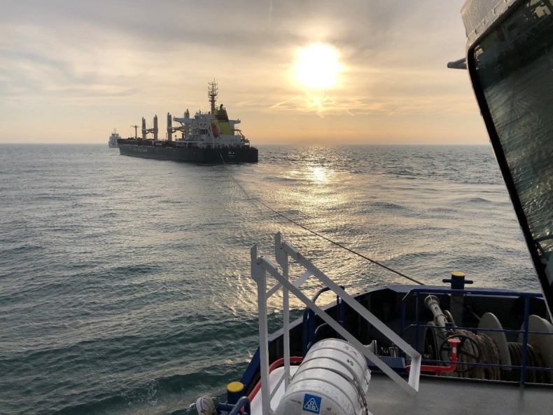 Masowiec Rila w Porcie Gdynia. Od wybrzeży Salwadoru aż do Polski był holowany przez wielozadaniowy holownik - GospodarkaMorska.pl