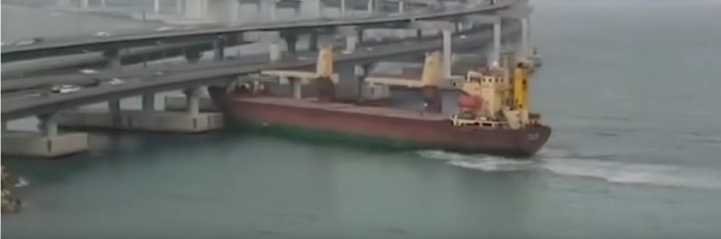 Rosyjski drobnicowiec uderzył w most w Korei (wideo) - GospodarkaMorska.pl