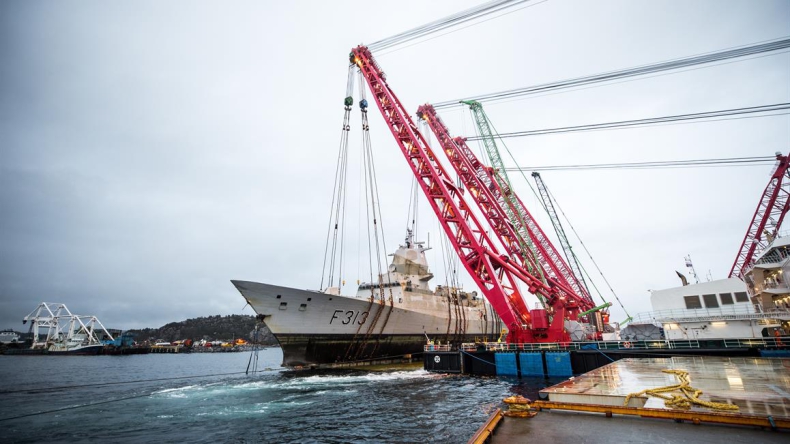 Zakończyła się operacja podnoszenia norweskiej fregaty KNM Helge Ingstad (wideo) - GospodarkaMorska.pl