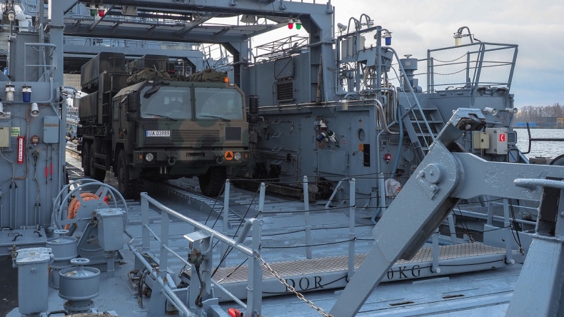 Załadunek techniki wojskowej na pokład okrętu w Porcie Wojennym w Gdyni (foto) - GospodarkaMorska.pl