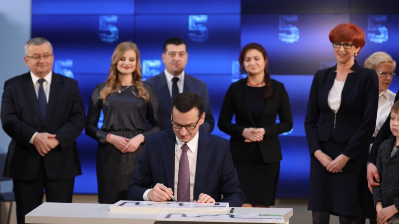 Premier i ministrowie przedstawili „mapę drogową” realizacji nowej „piątki PiS” - GospodarkaMorska.pl