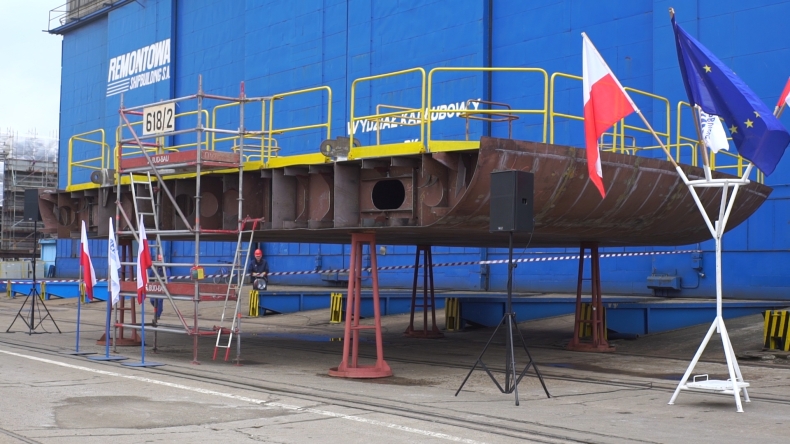 W stoczni Remontowa Shipbuilding położono stępkę pod budowę drugiego wielozadaniowego statku dla urzędów morskich (foto, wideo) - GospodarkaMorska.pl