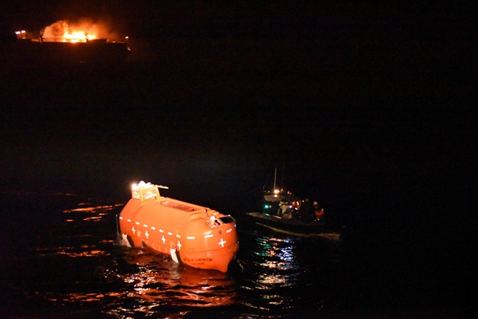 Pożar włoskiego statku ConRo w Zatoce Biskajskiej. Załoga uratowana dzięki odwadze marynarzy HMS Argyll (wideo) - GospodarkaMorska.pl