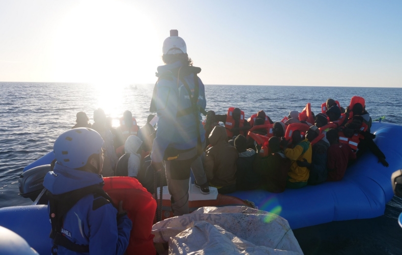 Włochy: Statek z 49 migrantami czeka na zgodę, by wpłynąć do portu - GospodarkaMorska.pl