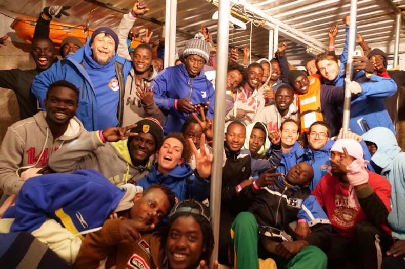 Włochy: Statek z 49 migrantami zawinął do portu na Lampedusie (wideo) - GospodarkaMorska.pl