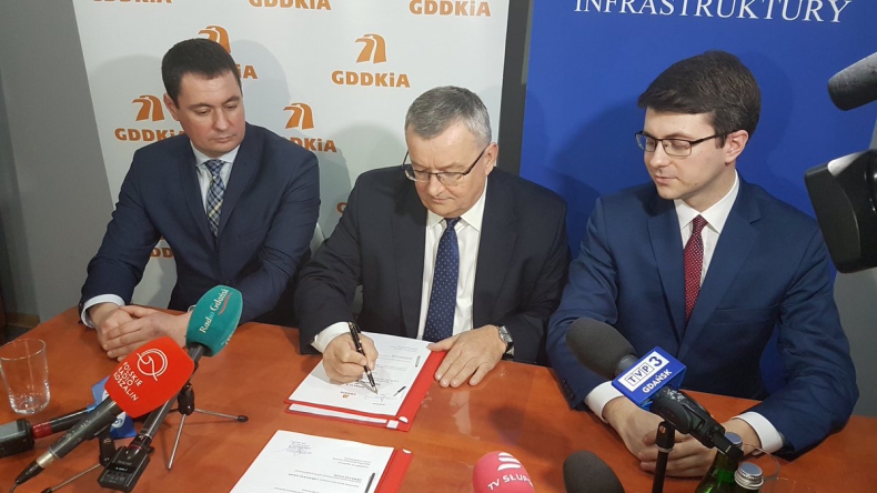 Adamczyk podpisał program dot. budowy drogi S6 na odcinku Sianów-Słupsk - GospodarkaMorska.pl
