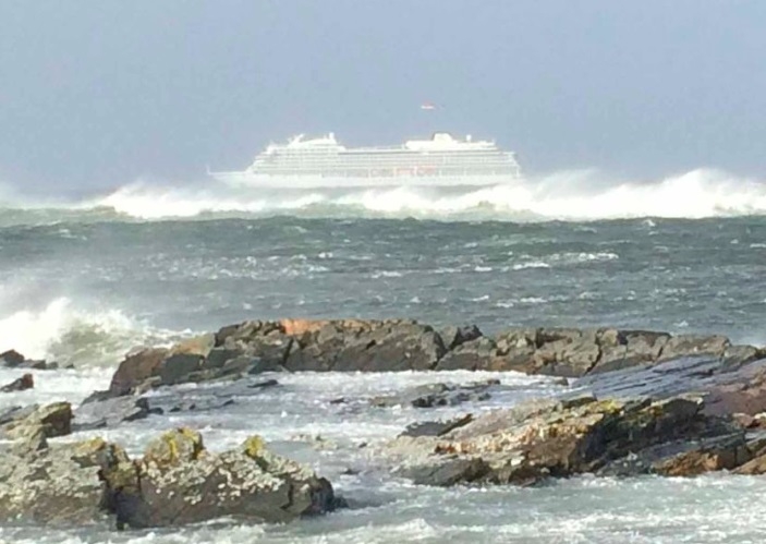 Norwegia: Służby ratunkowe przygotowują się do holowania Viking Sky (wideo) - GospodarkaMorska.pl