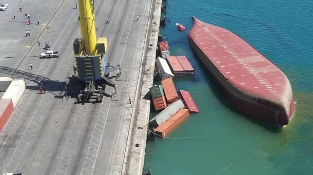 W irańskim porcie statek przewrócił  się i zatonął (wideo) - GospodarkaMorska.pl