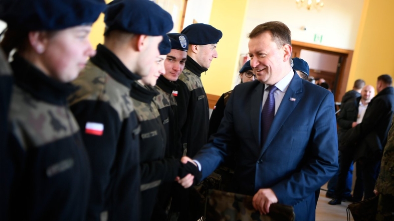 Błaszczak: Program rozwoju szkół mundurowych będzie kontynuowany - GospodarkaMorska.pl