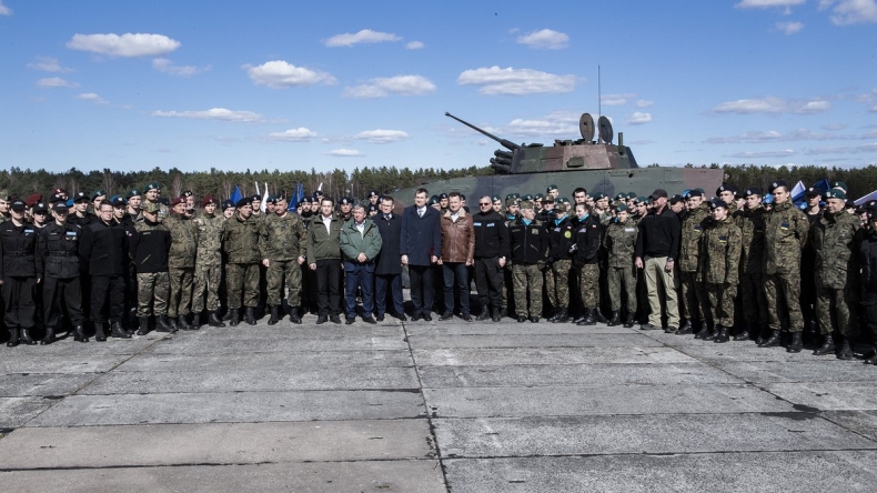Błaszczak: Cieszę się, że klasy mundurowe są tak popularne wśród młodzieży - GospodarkaMorska.pl