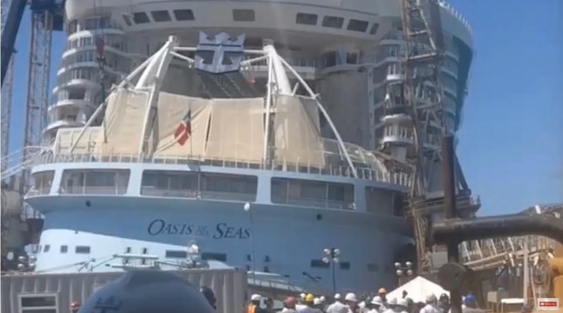 Stoczniowy dźwig przewrócił się na wycieczkowiec Oasis of the Seas - GospodarkaMorska.pl