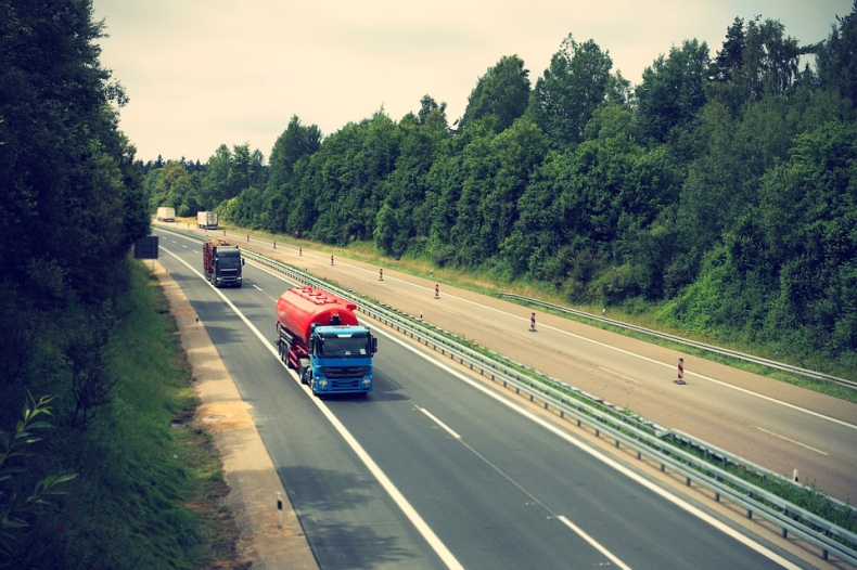 Prezydent podpisał nowelizację ustawy o transporcie drogowym - GospodarkaMorska.pl