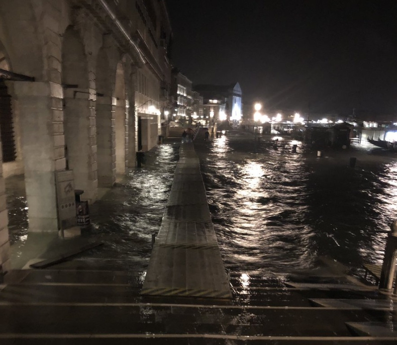 Włochy: Rekordowy poziom tzw. wysokiej wody w Wenecji - GospodarkaMorska.pl