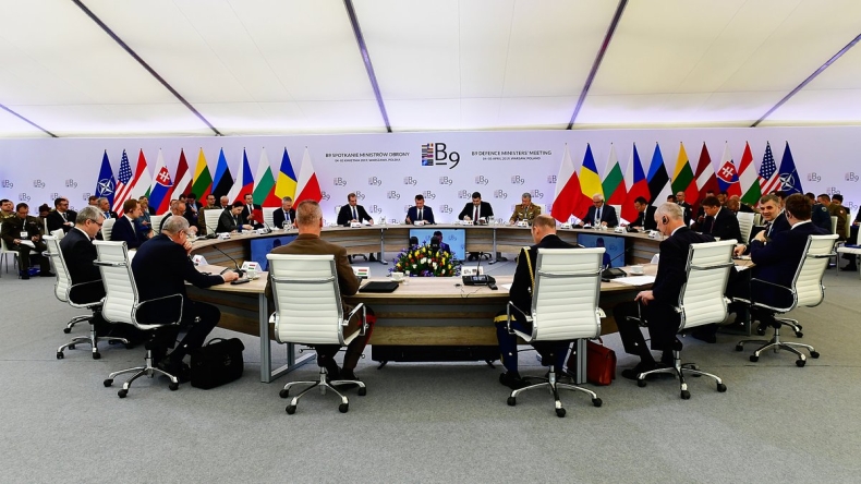 Szef MON po spotkaniu B9: Współpraca to źródło naszego wspólnego sukcesu - GospodarkaMorska.pl