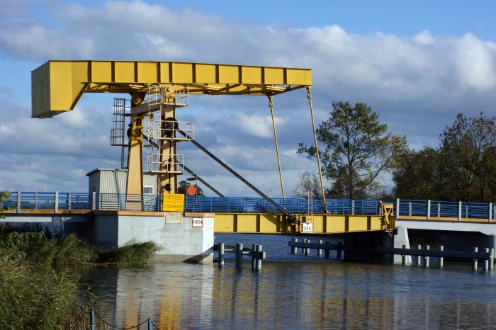 Pomorskie: Żegluga na rzece Szkarpawie wstrzymana po awarii mostu w Rybinie - GospodarkaMorska.pl