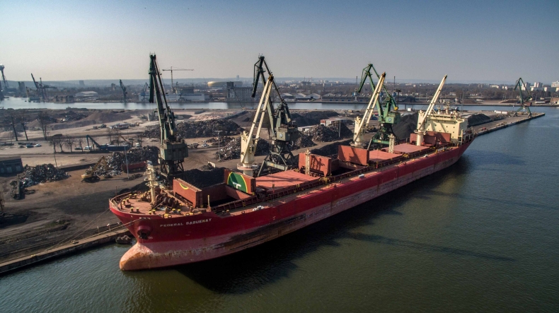 Zobacz załadunek koksu w PGE w Gdańsku. Trafi do USA (foto, wideo) - GospodarkaMorska.pl