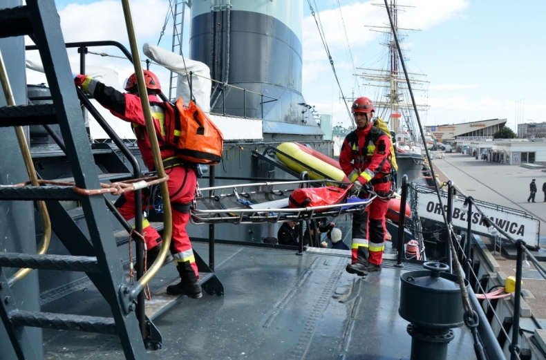 Ćwiczebny pożar na historycznym niszczycielu ORP Błyskawica - GospodarkaMorska.pl