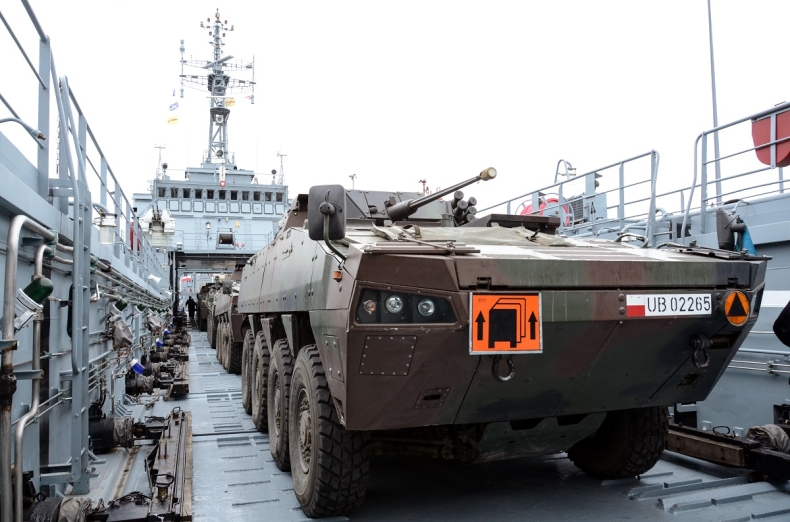 Transport techniki wojskowej 12.BZ przez siły 8.FOW (foto) - GospodarkaMorska.pl