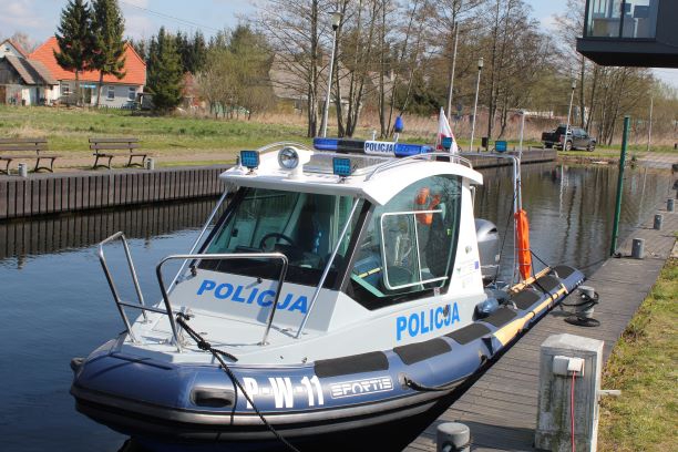 Nowa policyjna łódź dla KPP Goleniów. Policjanci będą skuteczniej walczyć z kłusownictwem wodnym - GospodarkaMorska.pl
