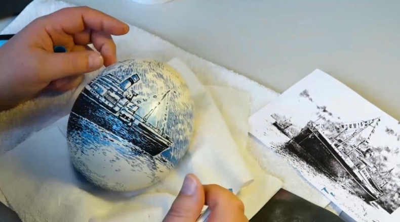 Strusia pisanka z Gdyni ze statkiem MS Batory - GospodarkaMorska.pl